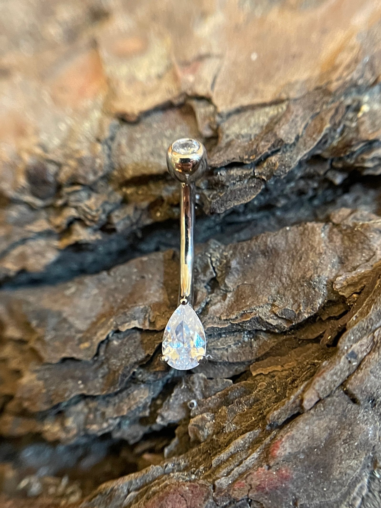 18K White Gold Tiny Pear Belly